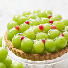 500円玉の大粒サイズのシャインマスカットの贅沢タルト(かにわしタルト店)