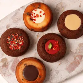 表面は香ばしく中はしっとり焼き上げた、こだわりの一品(パティスリー＆カフェ デリーモ)