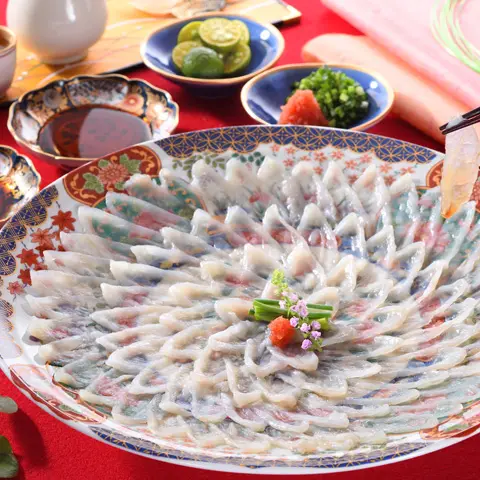 お正月の集まりに親戚一同でふぐ刺しを囲む