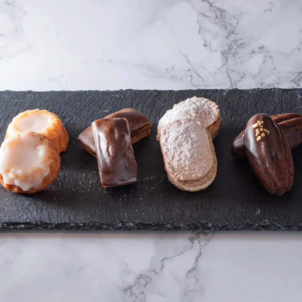 チョコレートサンド（バニラ・真珠の塩キャラメル・ビター各2個）、焼菓子（フィナンシェ２種・マドレーヌ・ダックワーズ各2個）_1