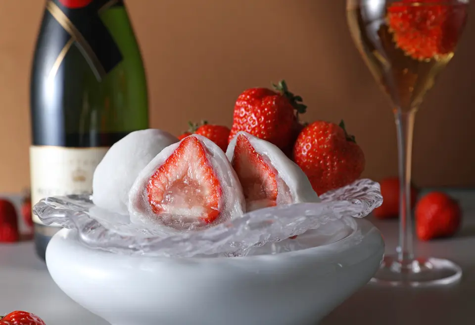 シャンパンいちご大福　黒あん　6個入り_0