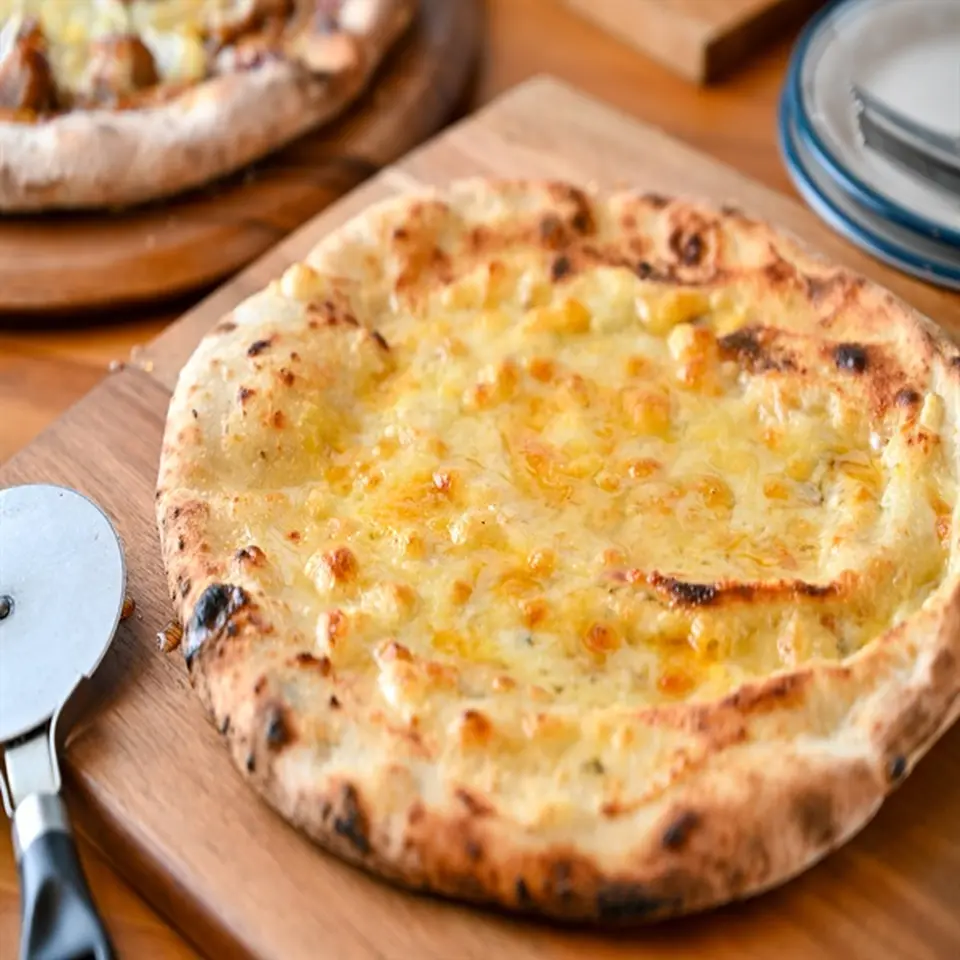 4種のチーズピザ（はちみつ付き）_0