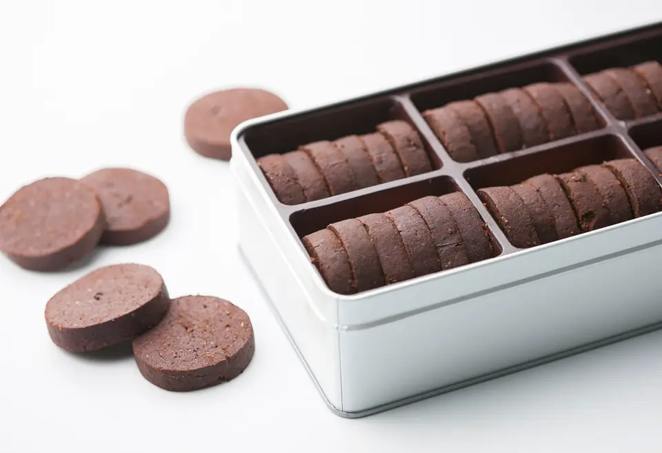 あくの強いチョコレートと塩味のクッキー缶（約30枚入り）_0