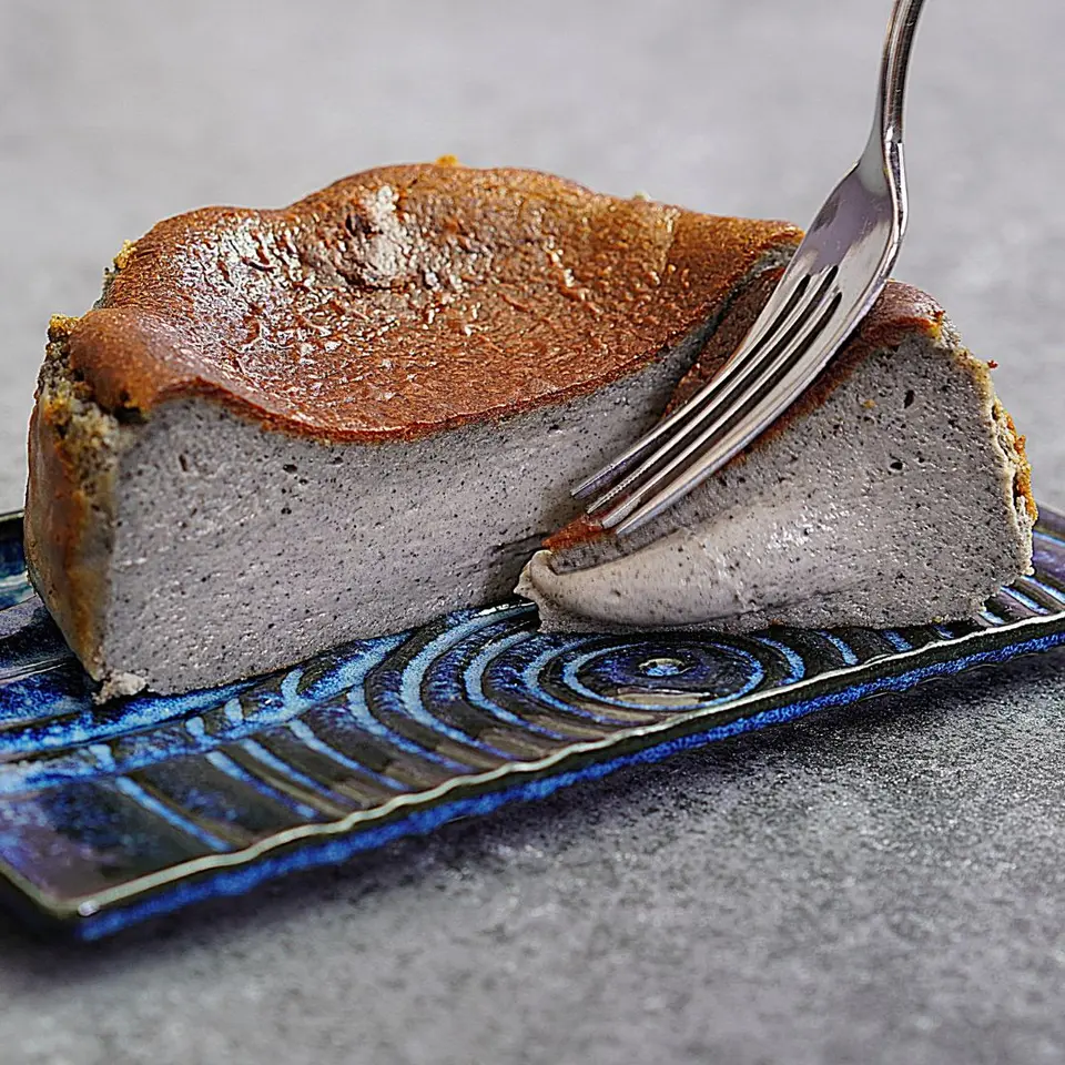 濃厚黒胡麻のバスク風チーズケーキ_0