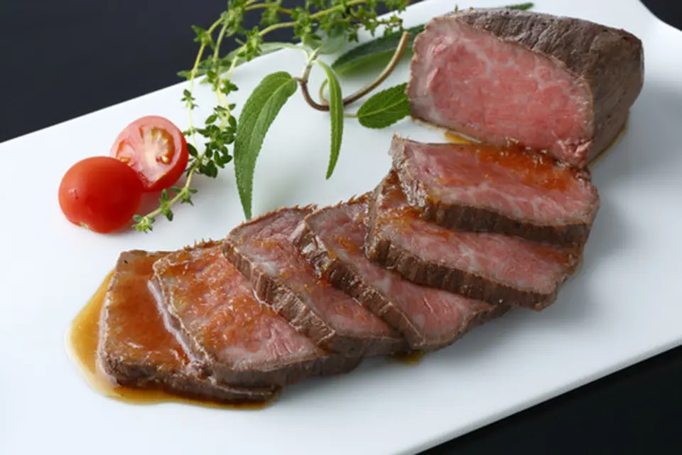 近江牛特選モモ肉のローストビーフブロック 150g×2個 ソース2袋付き_1