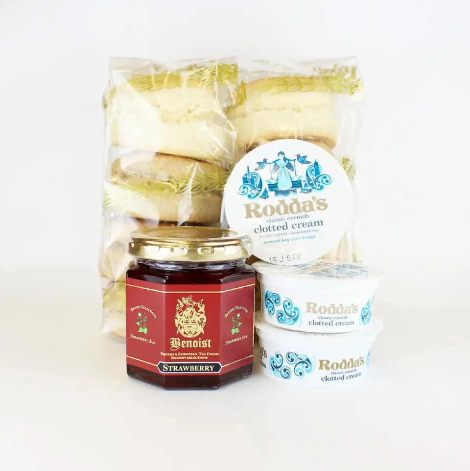 家族で食べるスコーンセット_0