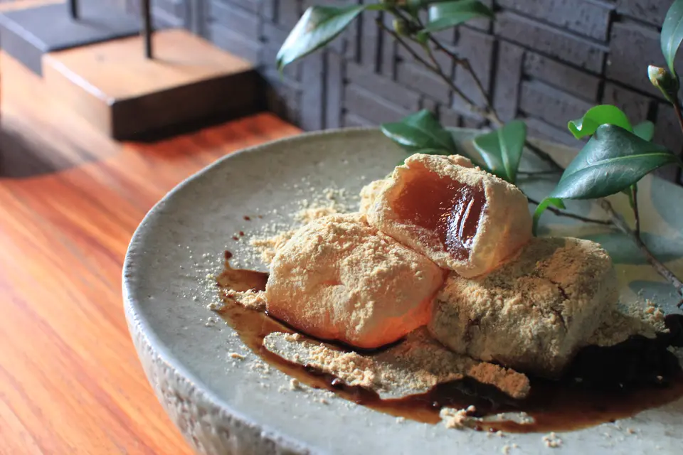 桐箱入り 由布院わらび餅 真空パック200g×4個詰合せ（きな粉×2、抹茶きな粉×1、黒糖きな粉×1）_0