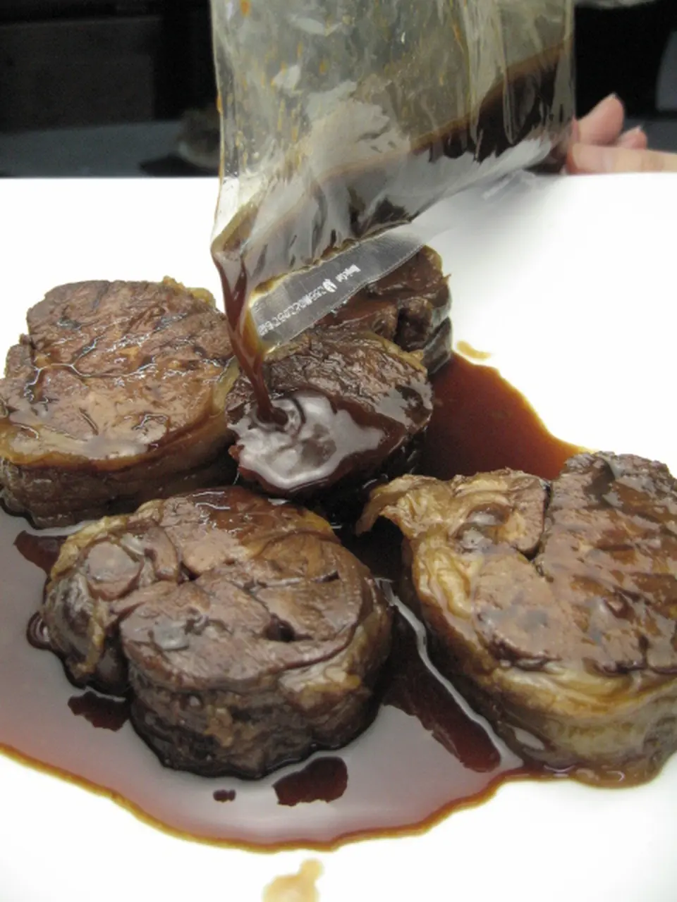 Ａ５ランク黒毛和牛肉の赤ワイン煮_2