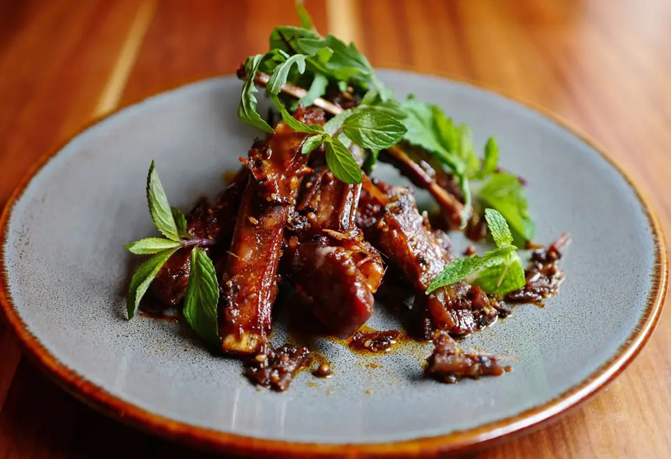 An Di+東洋肉店「仔羊スペアリブ・レモングラスサテ」_0