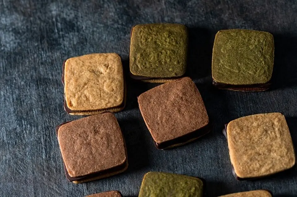 【6個入】チョコレートサンド（バニラ・真珠の塩キャラメル各2個・四日市抹茶・ビター各1個入）_0