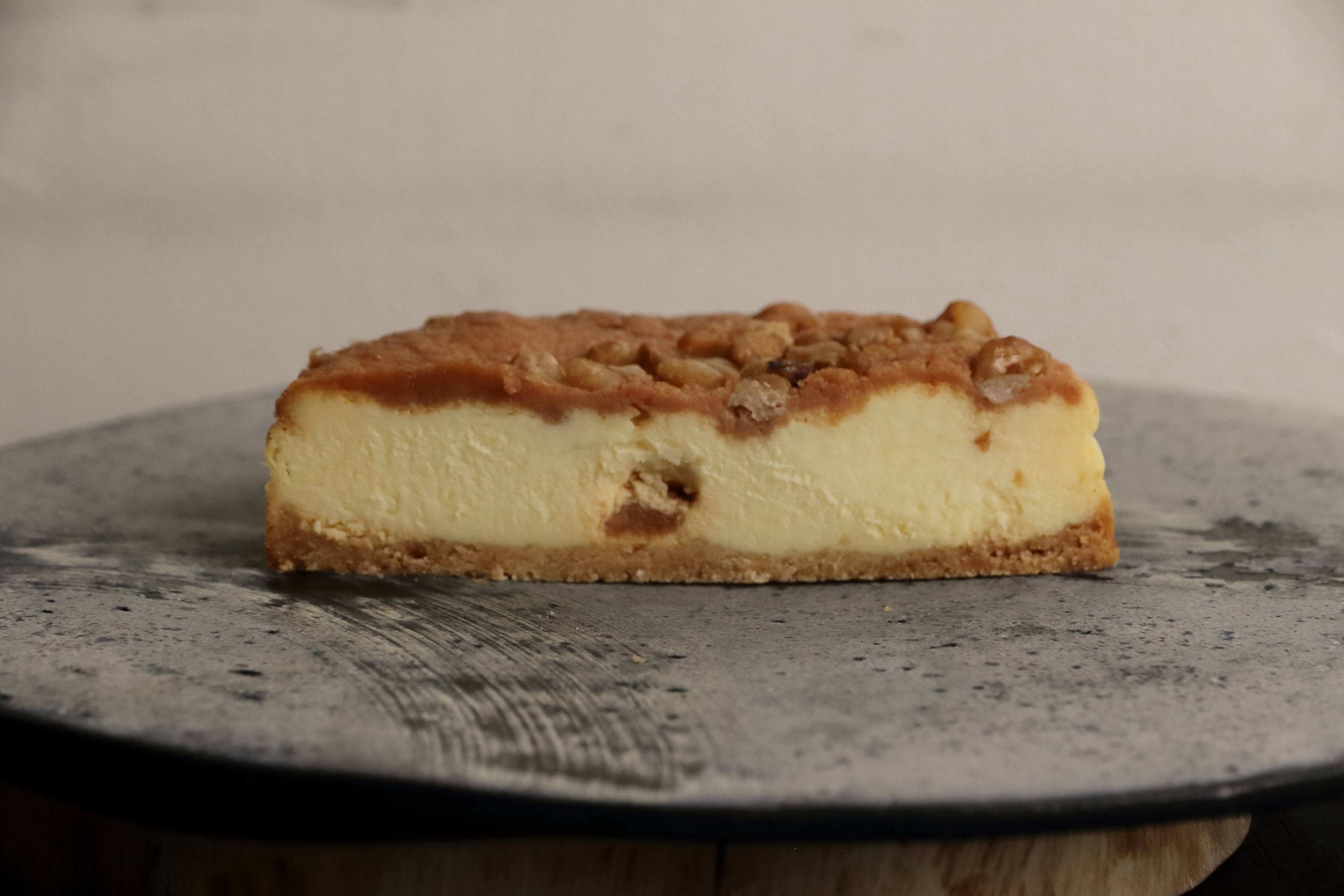 シナモンクランブルクッキーと国産林檎たっぷりのチーズケーキ_1