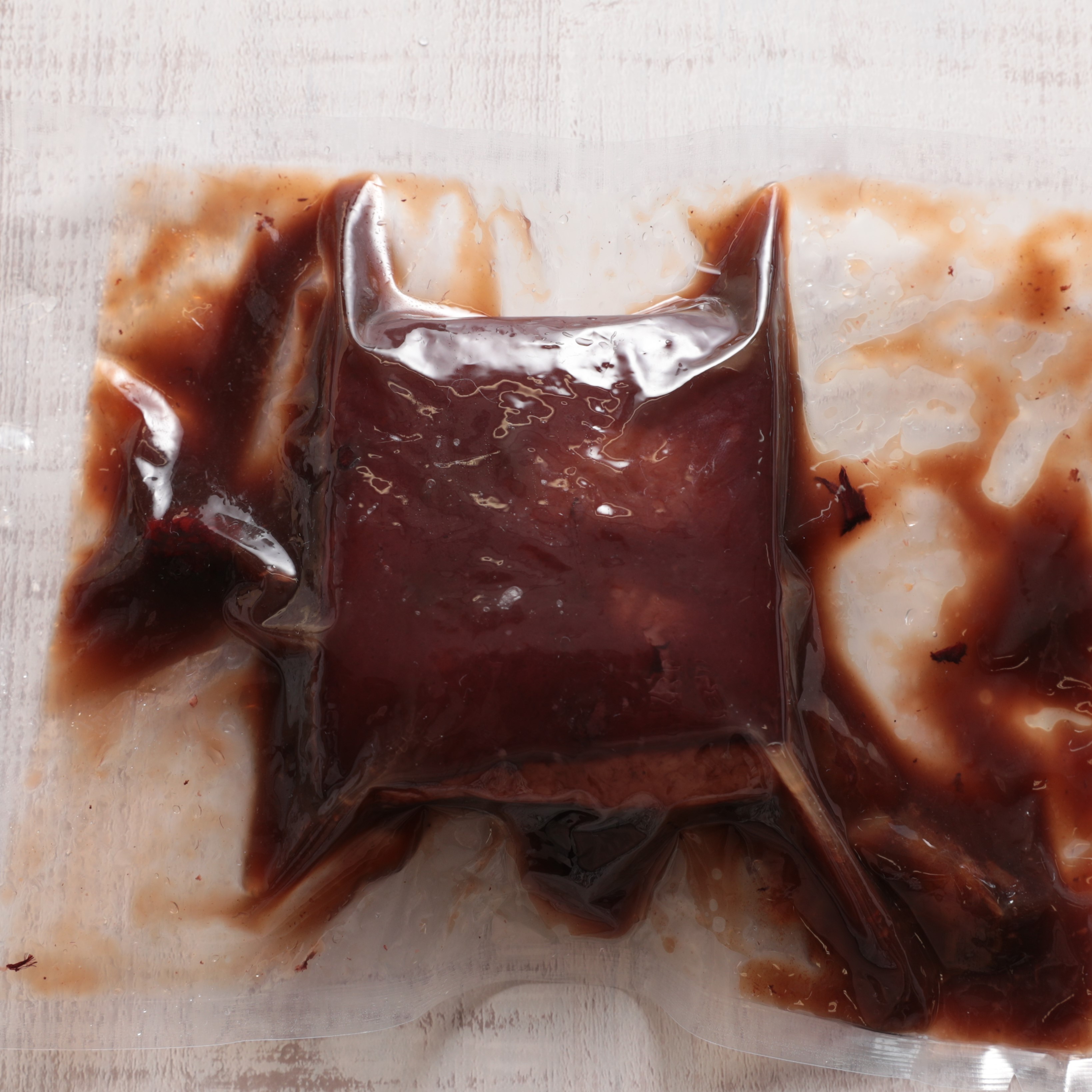豚バラ肉の角煮 ナツメとハイビスカスソース_1