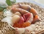 盛り付けも楽しい豪華すぎる海鮮丼！
