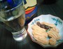 すっきりした透明な味なので、お供はシンプルなものが◎写真は台湾土産の黒ピーナッツ！